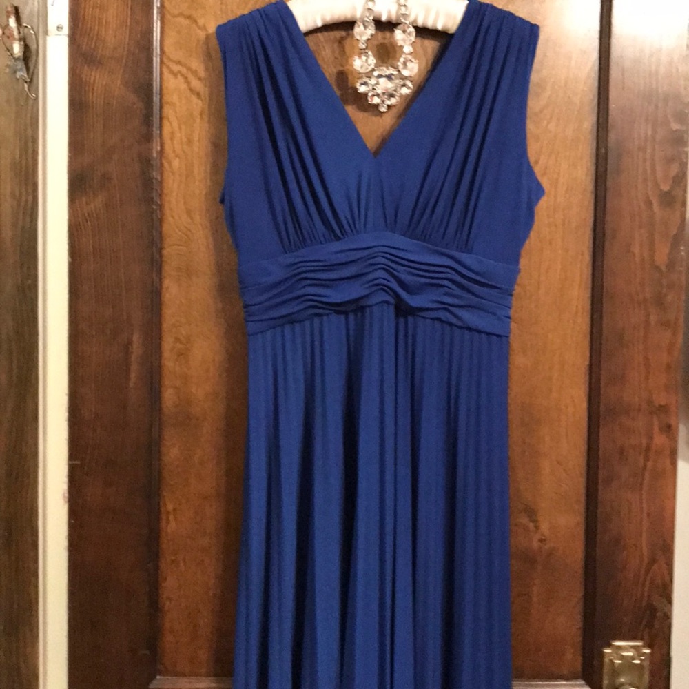 ⭐️ Fabulous and Flattering Wrinkle Free Poly Dress